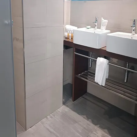 아파트 Inviting In With Shared Pool